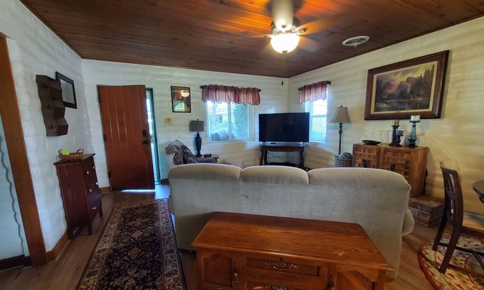 Raisin Cottage | Charming 1-bedroom, wood ceiling adobe cottage in Fresno, WiFi, AC, fitness room