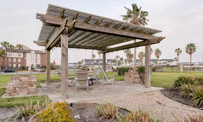 Galveston Apartment | Charming 1 King BD in wonderful Galveston