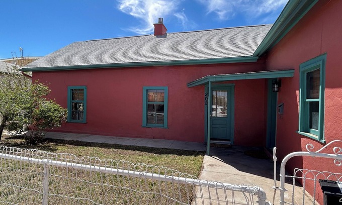 Tyrone House | Charming 1800's fully modernized farmhouse in downtown Silver City- pet friendly