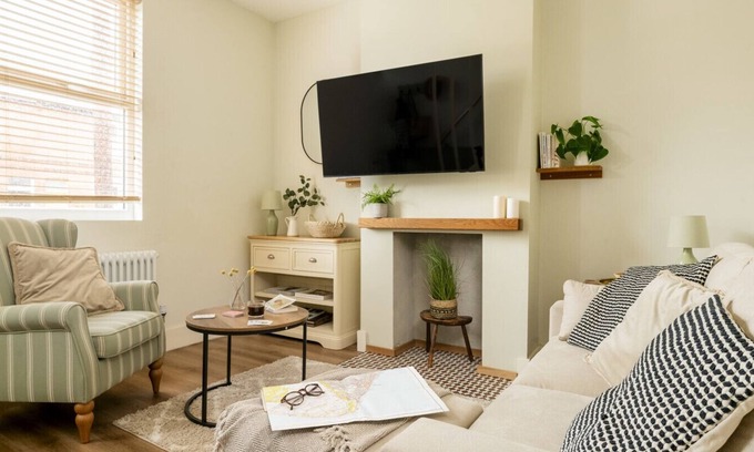 Eastbourne City Centre Cottage | Charming 19th-Century Leaf Cottage: Historic Seaside Retreat with Modern Comforts