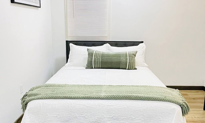 Cleveland House | Charming 1bed 1bath near Airport, Cleveland Clinic, & Downtown CLE