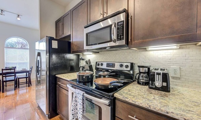 Texas Medical Center Apartment | Charming 1BR apt in Houston with AC, Pets OK, fitness room, NRG,Med Center