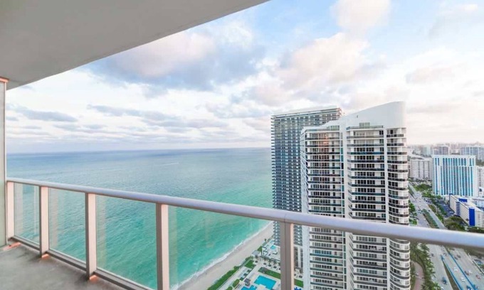 Hollywood South Central Beach Condo | Charming 1BR Ocean View | Pool & Resort Access