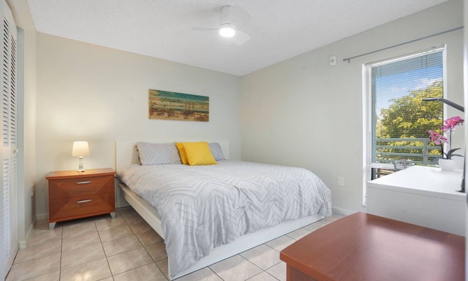 Sunny Isles Beach Condo | Charming 2-bedroom condo nearby the beach with WiFi, AC in Sunny Isles Beach