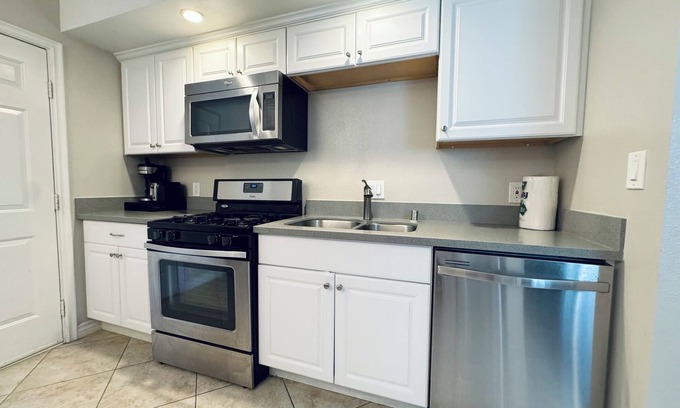 Monrovia Apartment | Charming 2 bed, 1 bath apartment in Monrovia one block from Arcadia