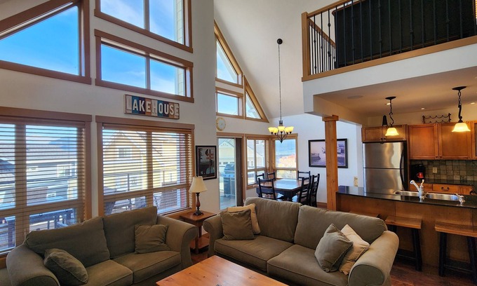 Central Okanagan House | Charming 2 Bed and Loft Cottage at La Casa Lakeside Resort