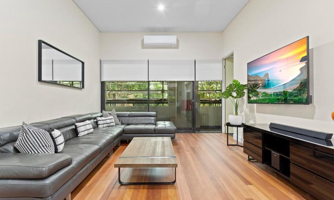 Stanmore Apartment | Charming 2-Bed Apartment With a Balcony