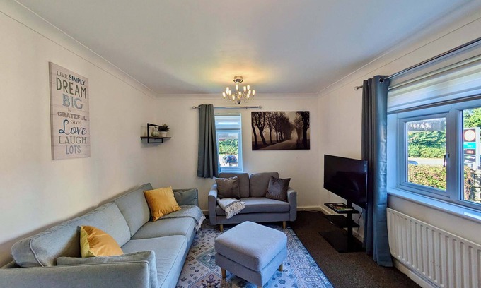 Bromley Common and Keston Apartment | Charming 2-Bed Flat Near Parks London