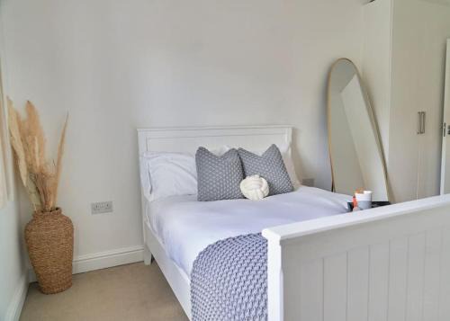 Wokingham Apartment | Charming 2-Bed Hideaway in Wokingham, En-Suite, Free Wi-Fi & Parking, Sleeps 4