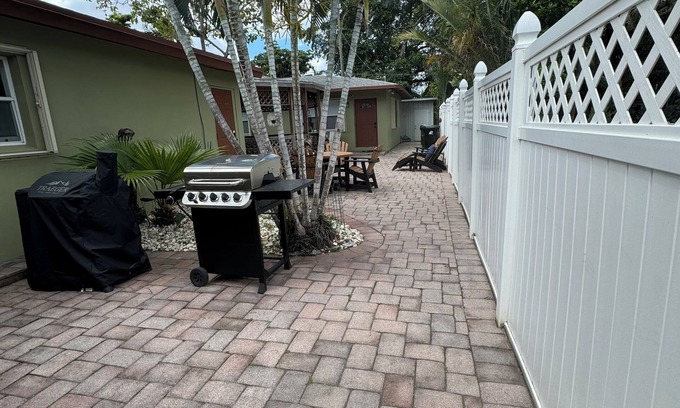 Poinsettia Heights Cottage | Charming 2-bedroom guest house in delightful Fort Lauderdale with WiFi, AC