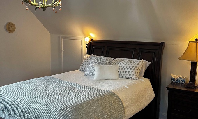 Port Washington Apartment | Charming 2-bedroom coastal apartment in Port Washington