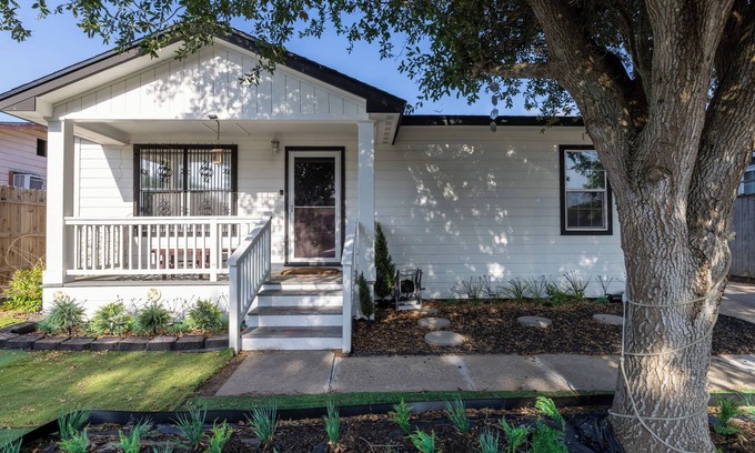 Central City House | Charming 2-bedroom house with WiFi, AC in amazing Corpus Christi