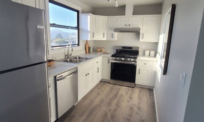 Excelsior House | Charming 2-bedroom Unit in lovely San Francisco with free garage car parking.
