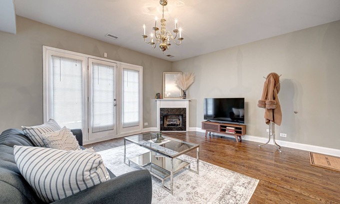Tri-Taylor Apartment | Charming 2-bedroom 2-bathroom apartment near Downtown Chicago