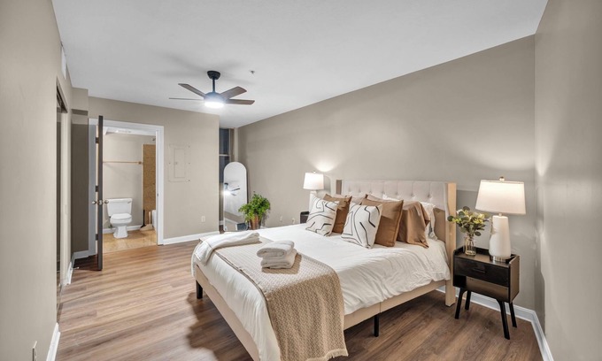Ohio City Apartment | Charming 2-bedroom apartment, City-Life, Free Parking, 24/7 Hour Gym