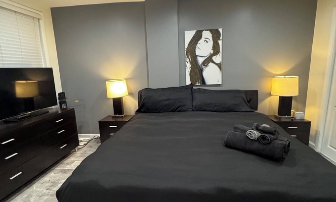 Old Town Triangle Apartment | Charming 2-bedroom apartment in fabulous Chicago with AC