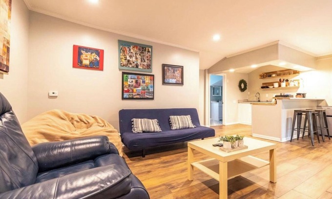 Berclair Apartment | Charming 2-bedroom apartment with Fast WiFi, AC and a Soaking Tub in Memphis, TN