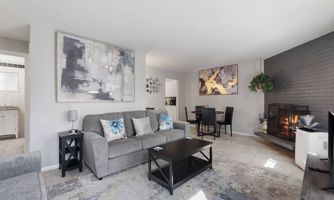 South Westside Apartment | Charming 2-bedroom apartment with WiFi, AC in Olympia