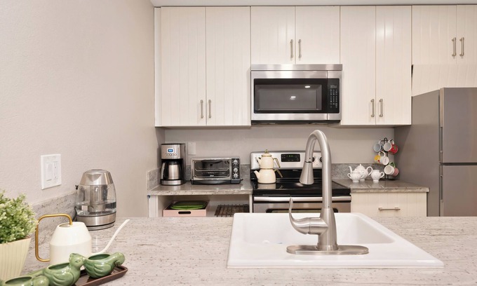 Sacramento Apartment | Charming 2-bedroom /Bathroom apartment with WiFi, and AC in tranquil Sacramento