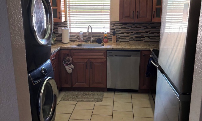 Sunrise Condo | Charming 2-bedroom condo in Plantation with AC