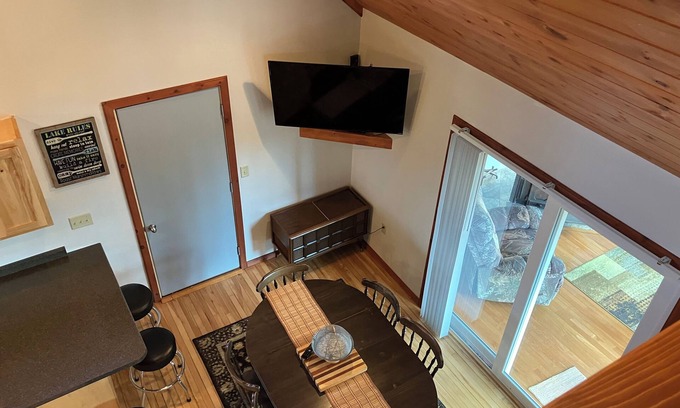 Jim Falls Cabin | Charming 2-bedroom cabin with WiFi, AC in fabulous Bloomer