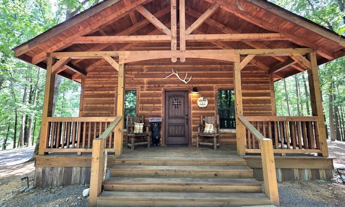 Board Camp Cabin | Charming 2-bedroom cabin with WiFi, AC, Cell Service, 3 miles to Wolf Pen Gap