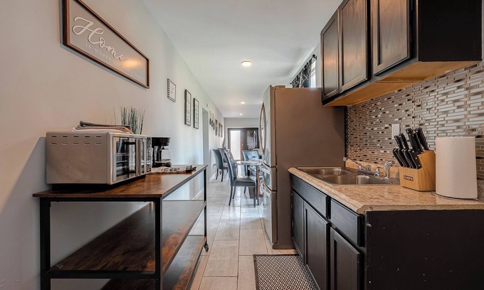 Cleveland House | Charming 2-bedroom Container Home with AC, WiFi in superb Cleveland