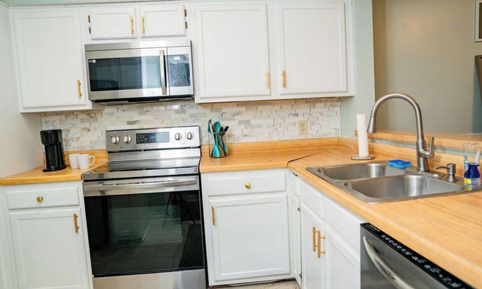Rosewood Condo | Charming 2-bedroom condo with WiFi, AC in superb Columbia
