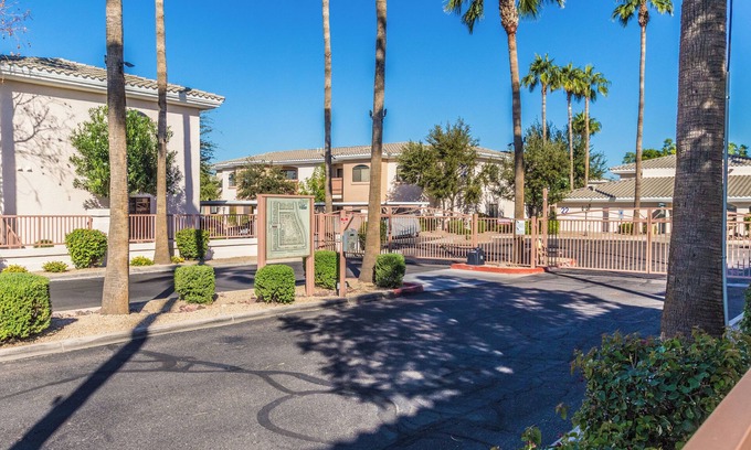 Kaufman And Broad At The Vineyards Apartment | Charming 2-bedroom condo with Heated Pool & fitness room in beautiful Phoenix