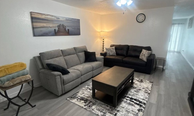 Tulsa Condo | Charming 2-bedroom condo in Tulsa. Close to YMCA, park, hospitals and highways!