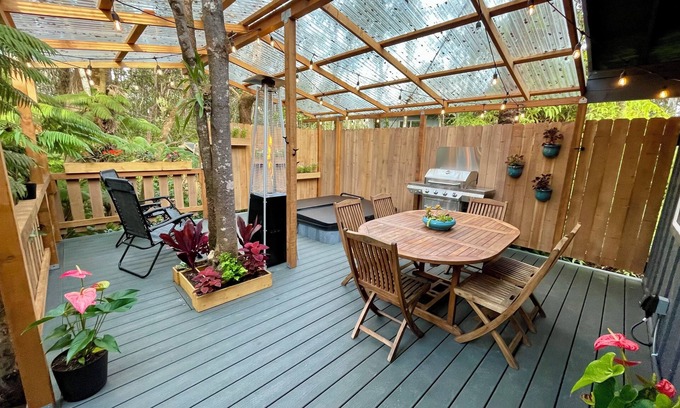 Volcano Cottage | Charming 2-bedroom cottage with a hot tub. 5 Min to Volcanoes National Park!