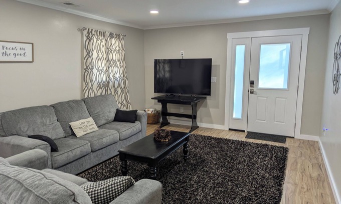 Camden Cottage | Charming 2-bedroom cottage with AC, WiFi in lovely Camden