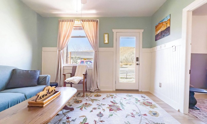 Price Cottage | Charming 2-bedroom cottage with WiFi, AC in welcoming Helper