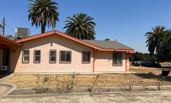 Reedley Other | Charming 2-bedroom farmhouse in Reedley with AC