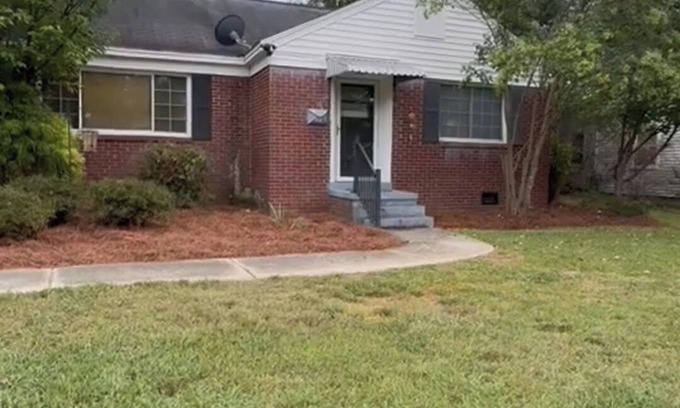 Greenwood House | Charming 2-bedroom house in Greenwood within a block of Hospital and Hospice