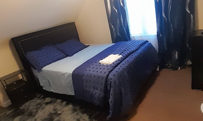 Milwaukee House | Charming 2-bedroom house in Milwaukee with AC