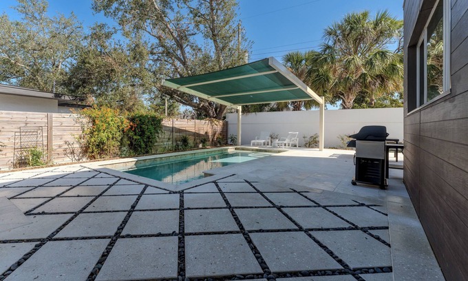 Indian Beach Sapphire Shores House | Charming 2-bedroom house in superb Sarasota with WiFi, AC