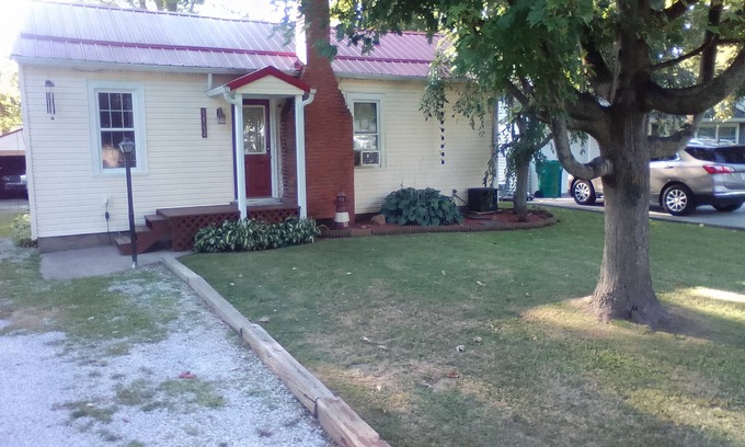 Lake Breeze Park House | Charming 2-bedroom house in delightful Madison with AC