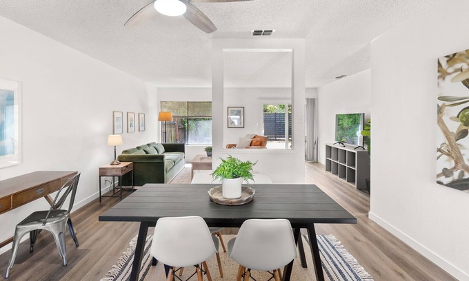 Davis House | Charming 2-bedroom house backs to trail - Central location