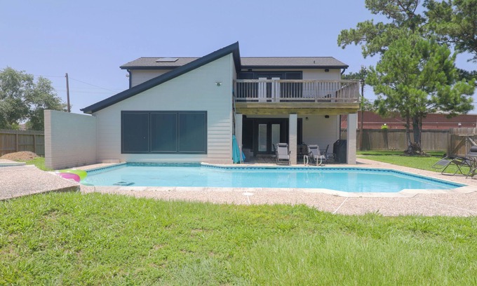 Dickinson House | Charming 2-bedroom Pool House Loft with Swim-in Pool Room