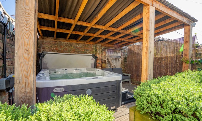 York Cottage | Charming 2-Bedroom Property with Hot Tub