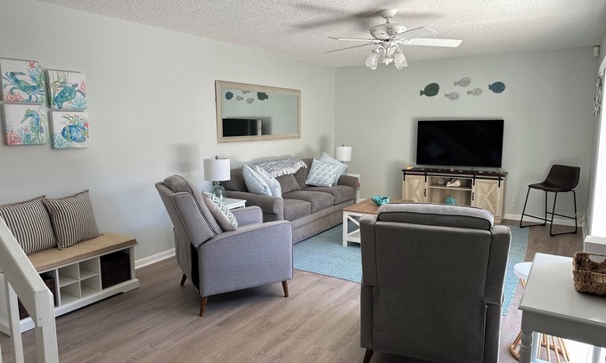 Seabrook Place House | Charming 2-bedroom townhome in lovely Jupiter with AC