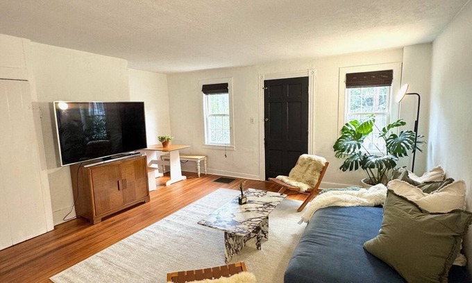 Little York Apartment | Charming 2-bedroom Twin private house in serene Milford