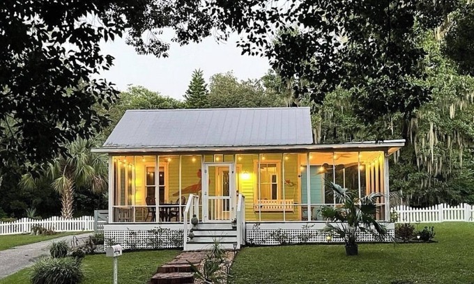Brooksville Cottage | Charming 2-bedroom cottage with AC, WiFi in tranquil Brooksville