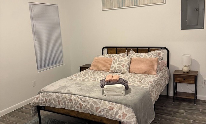 Mitte Cultural District House | Charming 2-bedroom house in Downtown Brownsville with AC, WIFI and Washer/Dryer