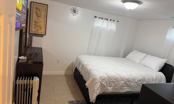 Glen Burnie House | Charming 2-bedroom house with fitness room and AC in Glen Burnie