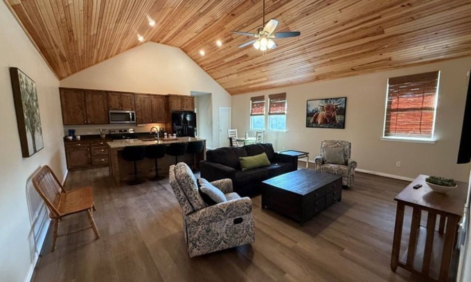 Honey Grove Apartment | Charming 2-bedroom apt in lovely Honey Grove TX. Minutes from Boi D'Arc Lake!