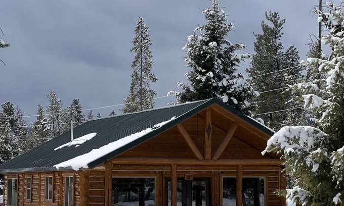 Seeley Lake Cabin | Charming 2-bedroom cabin with bonus loft, pet-friendly in Seeley Lake