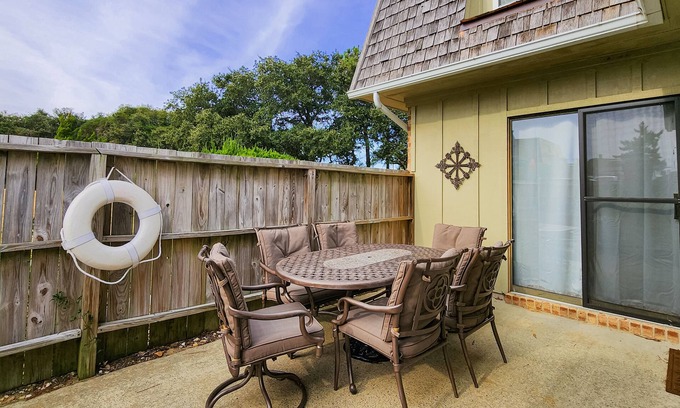 Kitty Hawk Condo | Charming 2 BR Condo - Convenient location - Close to beach - Community pool - WD