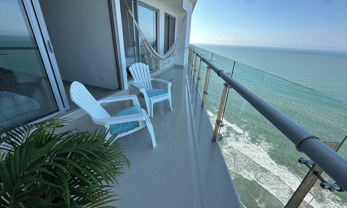 Marbella Apartment | Charming 2-bedroom apartment in front of the Beach with WiFi, AC, Pool, Jacuzzi